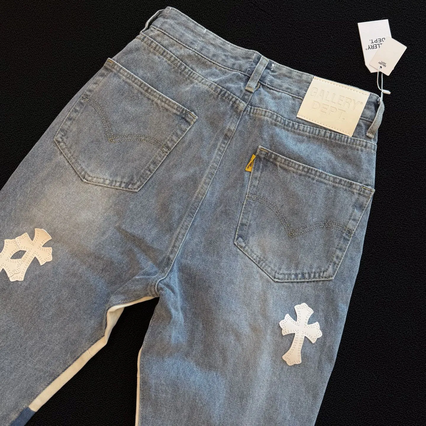 P260 model number: D356 GALLERY DEPT & Chrome hearts washed blue spliced cross jeans, three-dimensional version, loose and comfortable, not picky about body shape, factory-made, original factory quality control, same style for men and women, can be matched with couples, versatile recommendation, must-have denim for all seasons, made of heavy-duty washed pure cotton denim fabric, after washing, it is soft and thick, very stylish when worn on the body Size: 28, 30, 32, 34, 36 (S-XXL) Color: Splicing Size reference # 28 trouser length 100 waist 72 30 trouser length 102 waist 76 32 trouser length 104 waist 80 34 trouser length 106 waist 84 36 trouser length 108 waist 88